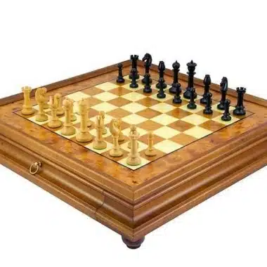 Juego «Le Nord»: tablero con pie en olmo y piezas en ébano y boj
