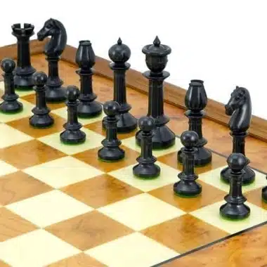 Piezas de ébano negro dispuestas sobre el tablero de madera de olmo