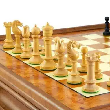 Piezas de boj claro alineadas sobre el tablero de madera con marquetería