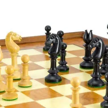 Detalle de los caballos y peones negros y claros frente a frente en el tablero