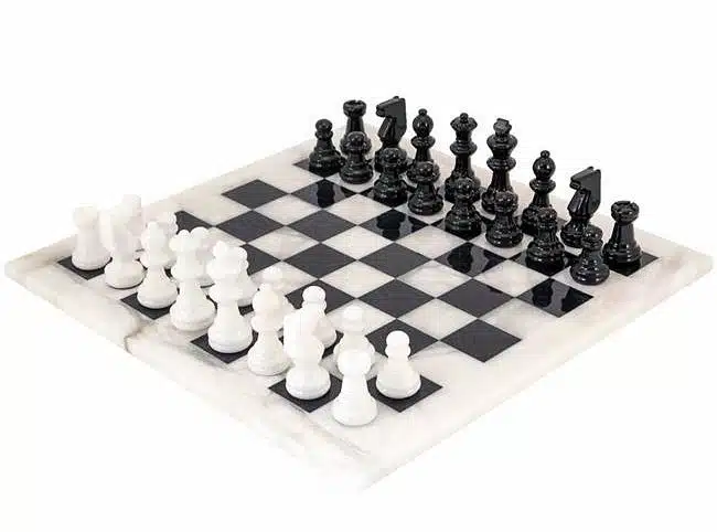 Juego de ajedrez "blanco y negro" en alabastro de Volterra