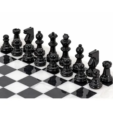 Juego de ajedrez "blanco y negro" en alabastro de Volterra