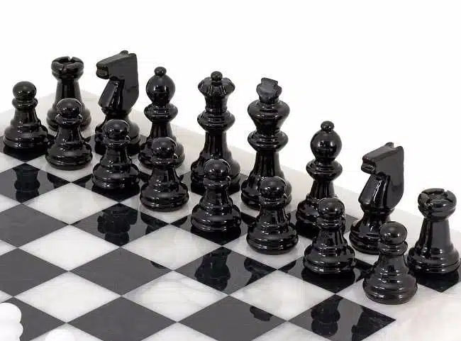 Juego de ajedrez "blanco y negro" en alabastro de Volterra