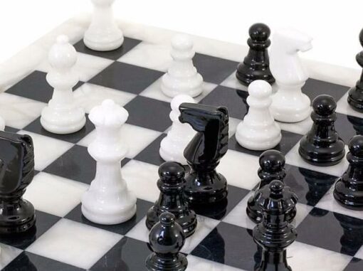Juego de ajedrez "blanco y negro" en alabastro de Volterra