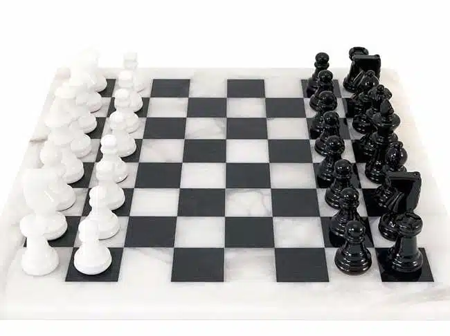 Juego de ajedrez "blanco y negro" en alabastro de Volterra