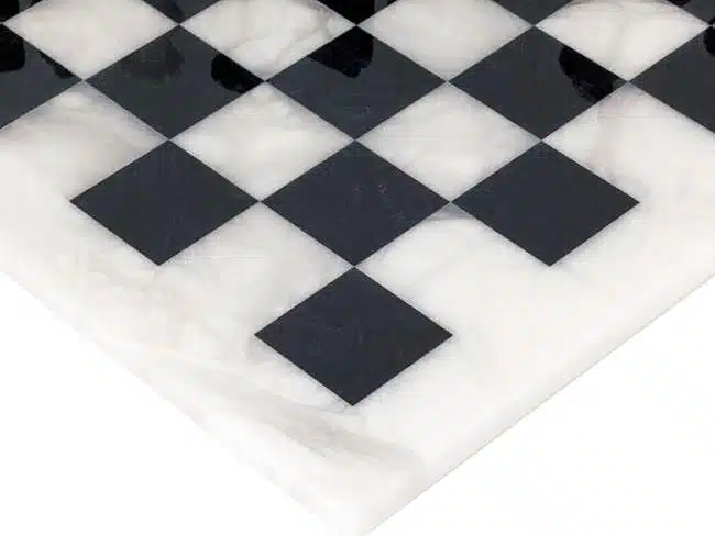 Juego de ajedrez "blanco y negro" en alabastro de Volterra