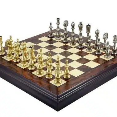 Juego de ajedrez oriental de nogal y arce con compartimento de almacenamiento y juego de ajedrez de latón
