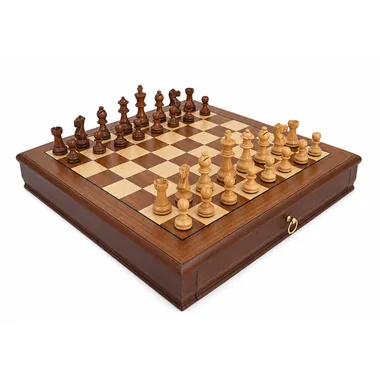 Set Tilleul Small con tablero de ajedrez de nogal, piezas Staunton y caja de almacenamiento