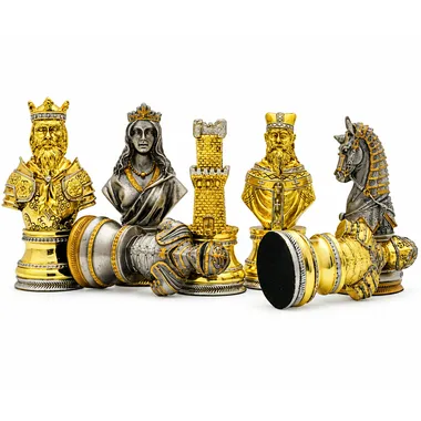 Detalle de las piezas doradas y plateadas, rey, dama, torre y caballo