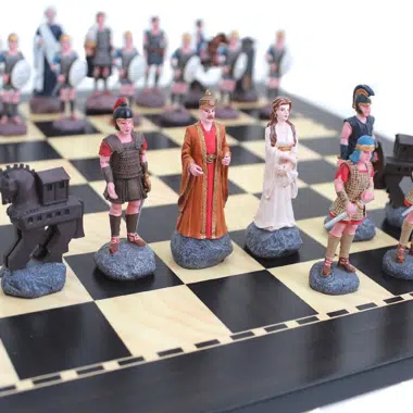 Alternative view of Tablero de ajedrez de madera de la batalla de Troya y juego de ajedrez de estaño