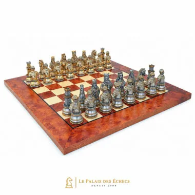 Juego de ajedrez completo sobre tablero de madera de olmo y brezo, piezas doradas y plateadas