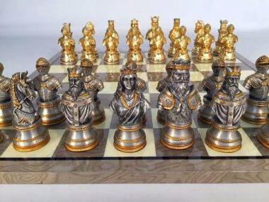Juego de ajedrez de peltre bañado en oro y plata 