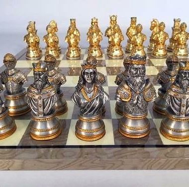 Juego de ajedrez de peltre bañado en oro y plata 