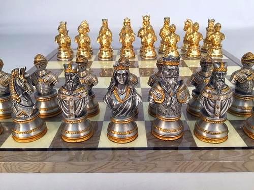 Juego de ajedrez de peltre bañado en oro y plata "Busto medieval
