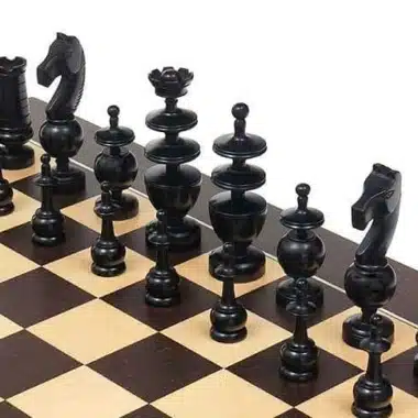 Piezas negras de boj ebonizado del juego Palais Français sobre el tablero