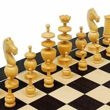 Piezas claras de boj del juego Palais Français colocadas sobre el tablero