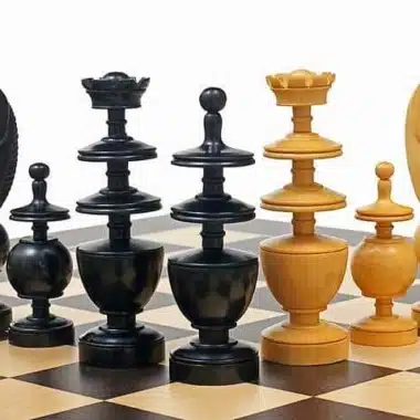 Detalle de los peones y torres negros y claros cincelados del juego Palais Français