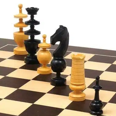 Piezas del juego Palais Français en boj ebonizado sobre tablero de wengué
