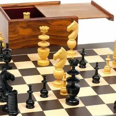 Caja de madera abierta mostrando las piezas y el tablero de wengué del juego Palais Français