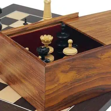 Detalle de la caja de madera forrada de fieltro rojo que guarda las piezas de ajedrez