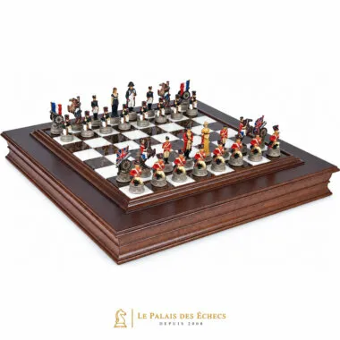 Juego de ajedrez completo Batalla de Waterloo, piezas pintadas sobre tablero de madera y mármol