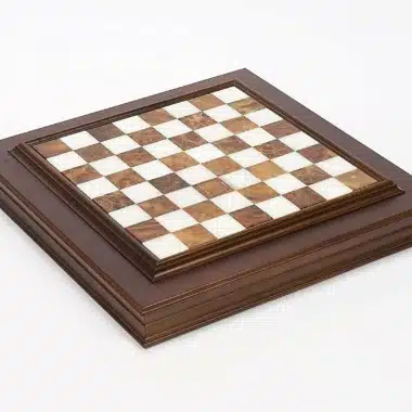 Tablero de ajedrez de madera y mármol inclinado, perspectiva de la caja cerrada