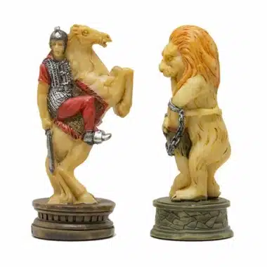 Alternative view of Juego de ajedrez de resina pintado a mano Gladiators y tablero de ajedrez de polipiel