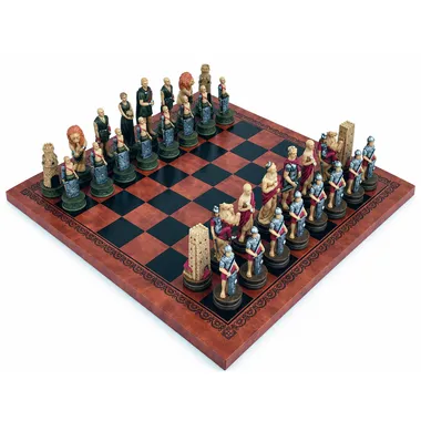 Juego de ajedrez Gladiadores sobre tablero de símil cuero, vista general de piezas pintadas a mano