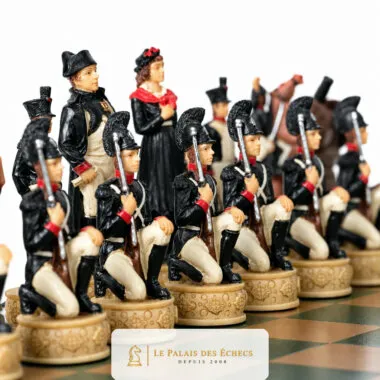 Piezas de ajedrez Napoleón frente a los soldados negros sobre el tablero de madera