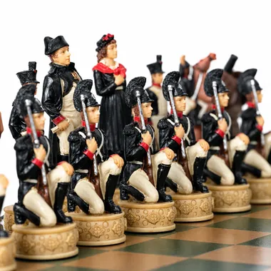 Piezas de ajedrez Napoleón frente a los soldados negros sobre el tablero de madera