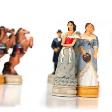 Damas y caballos cara a cara que muestran los dos colores del juego