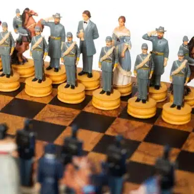 Primer plano de las figuras sudistas alineadas frente a las piezas contrarias en el tablero