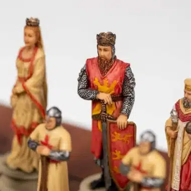 Detalle de las piezas Cruzada, rey, dama y caballeros con escudos heráldicos