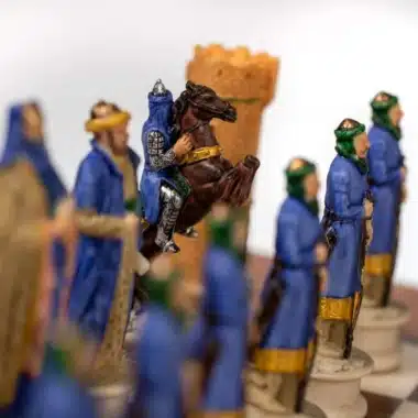 Tablero de ajedrez de madera de olmo y brezo pintado a mano y juego de ajedrez de resina - Imagen 10
