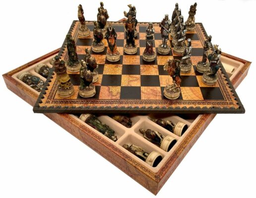 Set Muertos Vivientes III Tablero de Símil Cuero Mundo Antiguo con Almacenamiento y Juego de Ajedrez en Resina Pintado a Mano