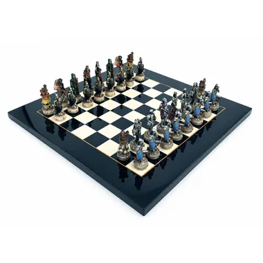 Juego de ajedrez completo Mort-Vivant IV dispuesto sobre tablero negro y blanco