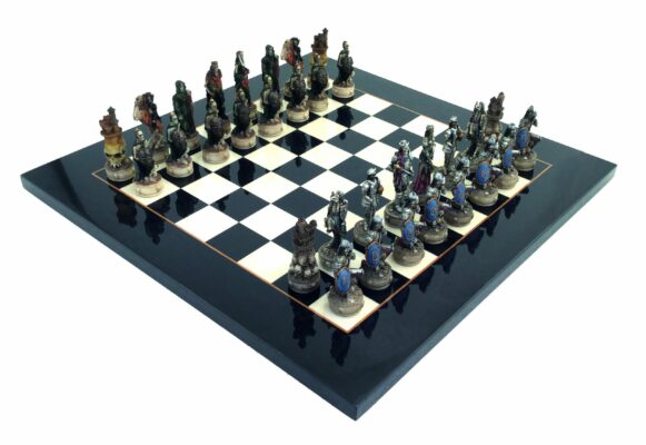 Set Muertos Vivientes IV Tablero de Madera de Arce Negro y Juego de Ajedrez en Resina Pintado a Mano