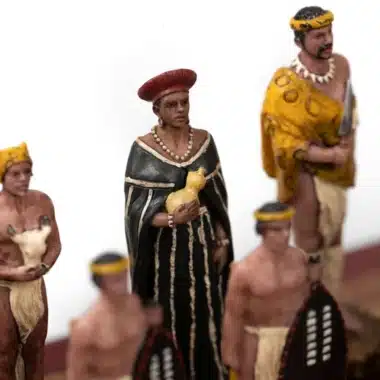 Alternative view of Set de Guerra Anglo-Zulú II Tablero de ajedrez de polipiel con almacenaje y juego de ajedrez de resina pintado a mano
