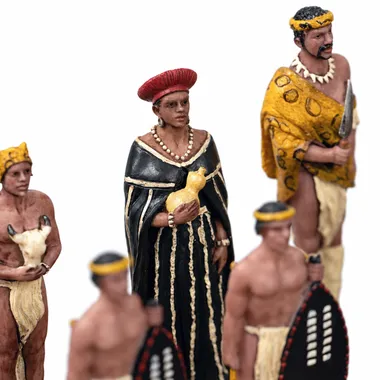 Piezas de ajedrez de resina, figuras zulúes con tocado y atuendo tradicional