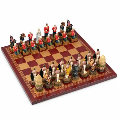 Juego de ajedrez completo Guerra Anglo-Zulú sobre tablero de símil cuero rojo, vista general
