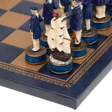 Alternative view of Juego de ajedrez de resina pintado a mano Piratas III y tablero de ajedrez de polipiel