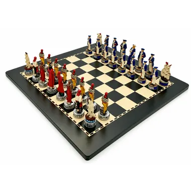 Juego de ajedrez Pirates II sobre tablero de madera, vista general de ambos bandos