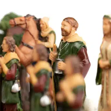Personajes del juego de ajedrez Robin Hood, rostros pintados a mano en primer plano