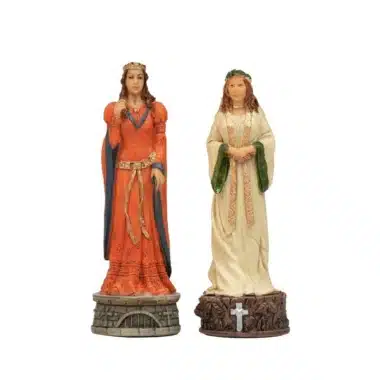 Piezas dama roja y dama blanca de pie una junto a otra sobre base esculpida