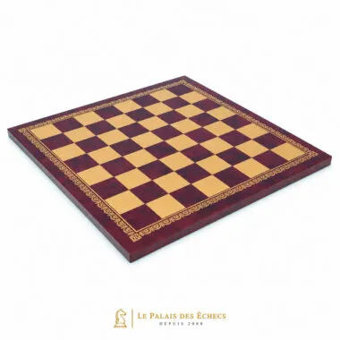 Tablero de ajedrez de piel sintética roja con borde dorado, vista general en diagonal