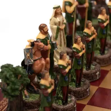 Piezas de ajedrez Robin Hood en detalle, caballo montado y dama coronada