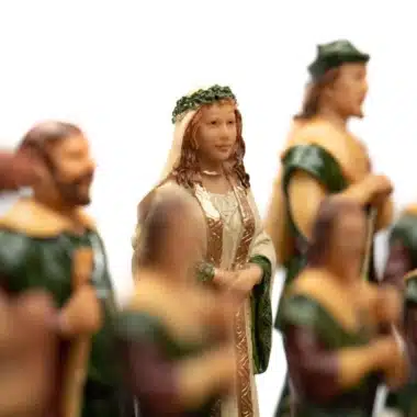 Pieza dama con tocado de hiedra entre las figuras Robin Hood de resina