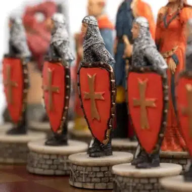 Piezas de ajedrez caballeros cruzados con escudos rojos y cruces doradas en fila