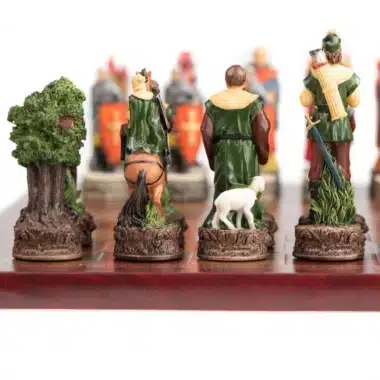 Piezas de ajedrez vistas de espaldas, árbol esculpido y personajes verdes del bosque de Sherwood