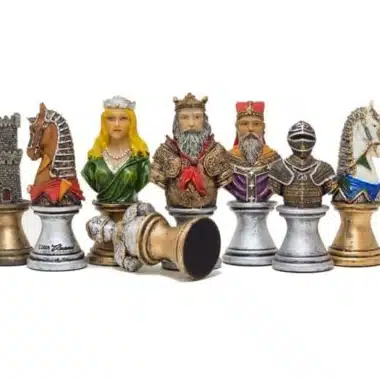 Juego de ajedrez completo, bustos de reyes, dama, caballeros y torres alineados